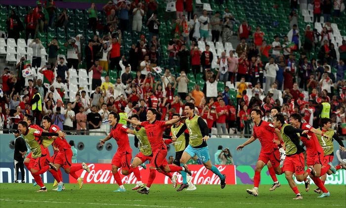 대한민국 축구대표팀 선수들이 2일 오후(현지시간) 카타르 알라이얀 에듀케이션 시티 스타디움에서 열린 2022 카타르 월드컵 조별리그 H조 대한민국과 포르투갈의 경기에서 포르투갈에 2대1로 승리한 뒤 16강 진출이 확정되자 기뻐하고 있다. ⓒ데일리안 홍금표 기자