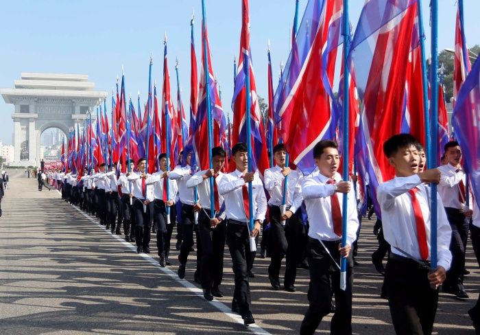 9일 북한 평양의 개선문 앞에서 평양 학생 기수단이 정권 수립 73주년(9·9절)을 기념해 인공기를 들고 행진하고 있다.ⓒ평양=AP/뉴시스
