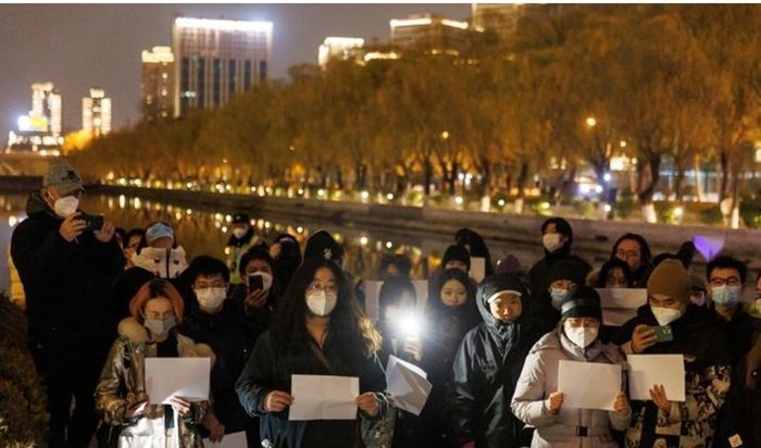지난달 27일 중국 베이징에서 열린 우루무치 화재 참사 추도식 도중 시민들이 코로나19 봉쇄 조치에 반대하며 시위를 하고 있다.ⓒ로이터/연합뉴스
