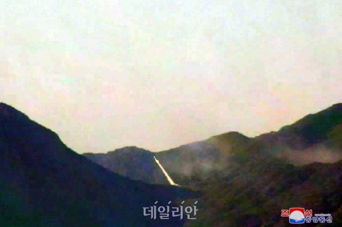 북한군 총참모부가 지난 10월 19일 "적들이 10여발의 방사포탄을 발사하는 군사적 도발을 감행했다"며 공개한 사진(자료사진) ⓒ조선중앙통신