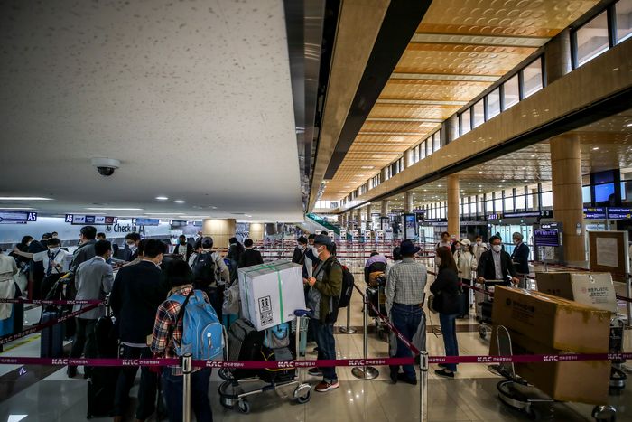 김포국제공항 국제선 출국장에 여행객들이 탑승수속을 밟고 있다.ⓒ뉴시스
