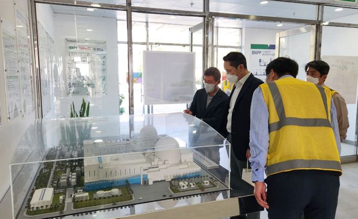 이재용 회장이 삼성물산 참여하는 UAE 바라카 원전 프로젝트 건설 현장에서 모형도를 보며 설명을 듣고있다.ⓒ삼성전자