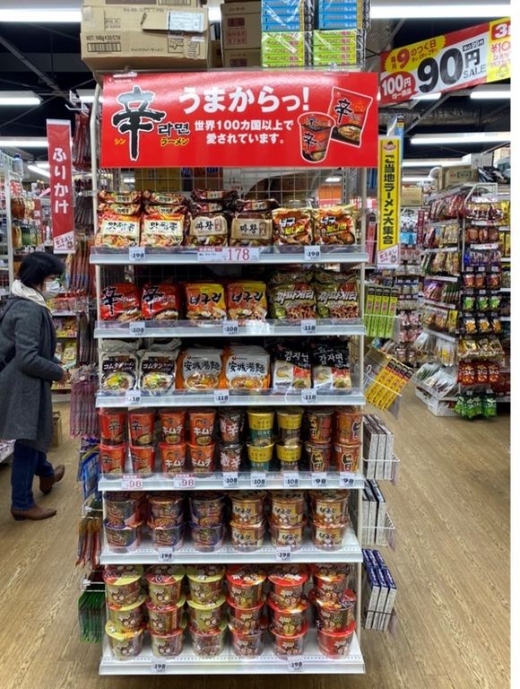 일본의 한 슈퍼마켓에 농심 라면이 진열돼 있다.ⓒ농심