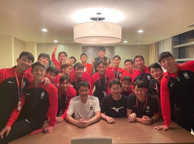 안덕수 트레이너가 축구대표팀 선수들과 함께 찍은 사진. 안덕수 트레이너 SNS 캡처.