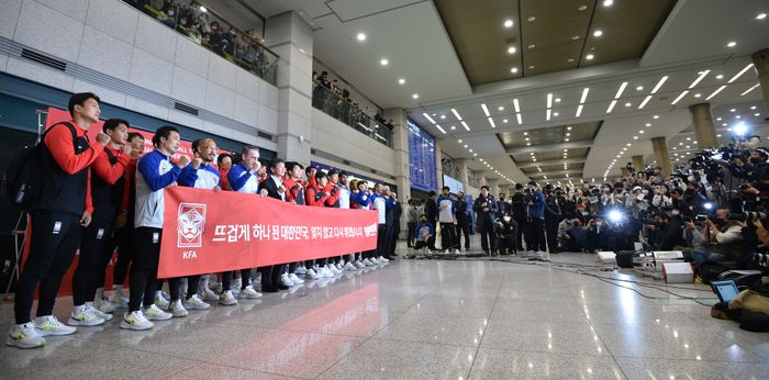 12년 만의 월드컵 16강 진출을 이룬 한국 축구대표팀이 7일 오후 인천국제공항을 통해 귀국해 기념 촬영을 하고 있다. ⓒ데일리안 김민호 기자