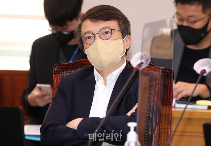 김의겸 더불어민주당 의원이 7일 국회에서 열린 법사위 전체회의에 참석하고 있다. ⓒ데일리안 박항구 기자