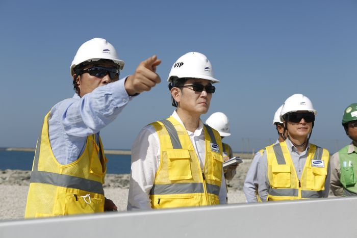 이재용 삼성전자 회장이 6일 삼성물산이 건설하는 UAE 바라카 원전 프로젝트 현장을 방문해 공사 진행 상황을 점검하고 있다. ⓒ삼성전자