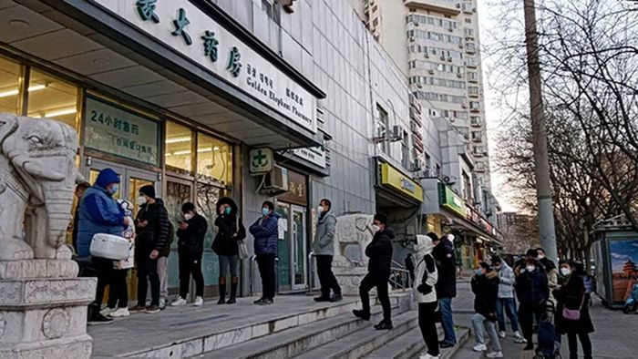 8일 오후 중국 베이징 차오양구의 한 약국 앞에 시민들이 의약품과 신속항원검사키트 등을 사기 위해 줄을 서 있다. ⓒ 연합뉴스