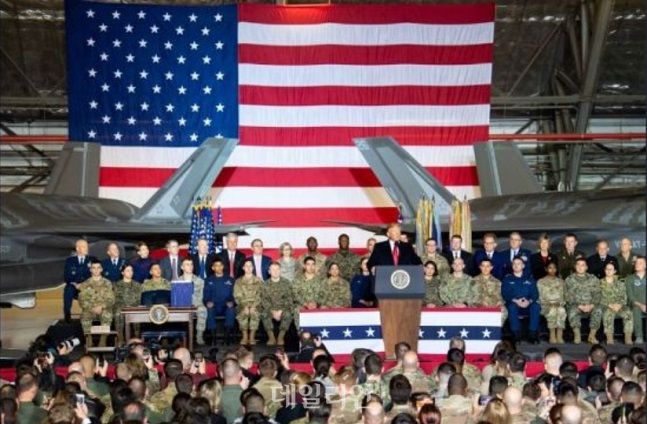미국 트럼프 전 대통령이 2019년 12월 20일(현지시간) 메릴랜드 주 앤드류스 공군기지에서 현 공군 우주사령부를 우주군으로 격상한다는 내용이 담긴 '2020 회계연도 국방수권법(NDAA)'에 서명했다. ⓒ미국 국방부 홈페이지