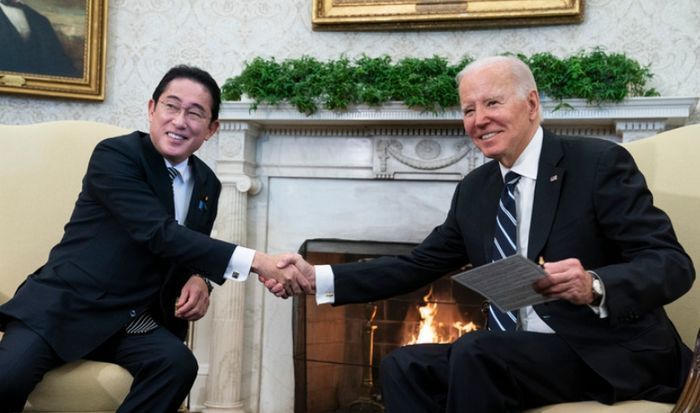 조 바이든(오른쪽) 미국 대통령이 13일(현지시간) 백악관 집무실에서 기시다 후미오 일본 총리를 만나 악수하고 있다.ⓒAP/뉴시스