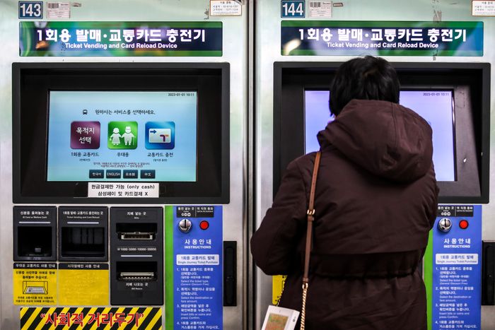 1일 오전 서울 중구 서울역에서 시민들이 지하철 승차권을 구매하고 있다.ⓒ뉴시스