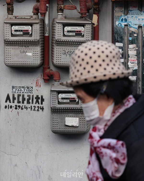 연초부터 난방비가 크게 오른 가운데 서울 시내 한 주택가 가스계량기 앞을 시민이 지나가고 있다. ⓒ연합뉴스