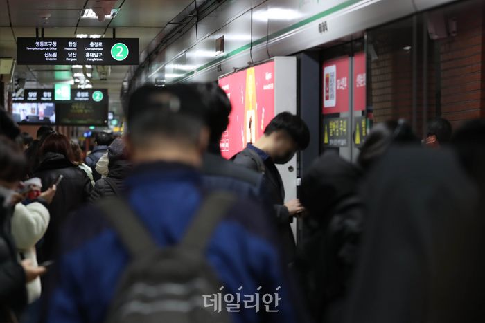 1호선과 2호선 환승역인 서울 중구 시청역에서 시민들이 지하철을 기다리고 있다. ⓒ데일리안 김민호 기자