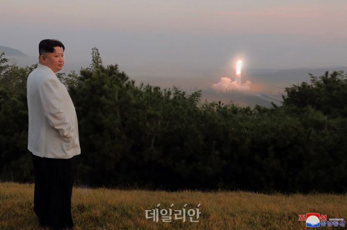 김정은 북한 국무위원장이 미사일 발사 장면을 지켜보고 있다. ⓒ조선중앙통신