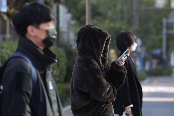 서울 종로구 광화문 일대에서 시민들이 두꺼운 외투를 입고 출근하고 있다. ⓒ데일리안 김민호 기자