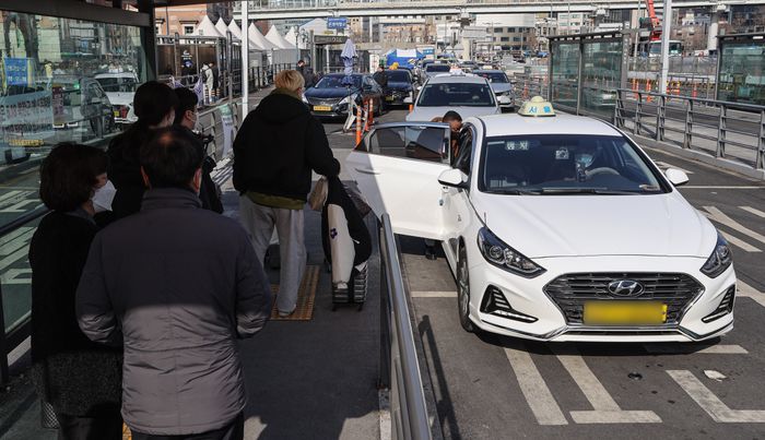 택시 기본요금 인상을 사흘 앞둔 29일 오후 서울역 앞에서 승객들이 택시를 타고 있다.ⓒ연합뉴스