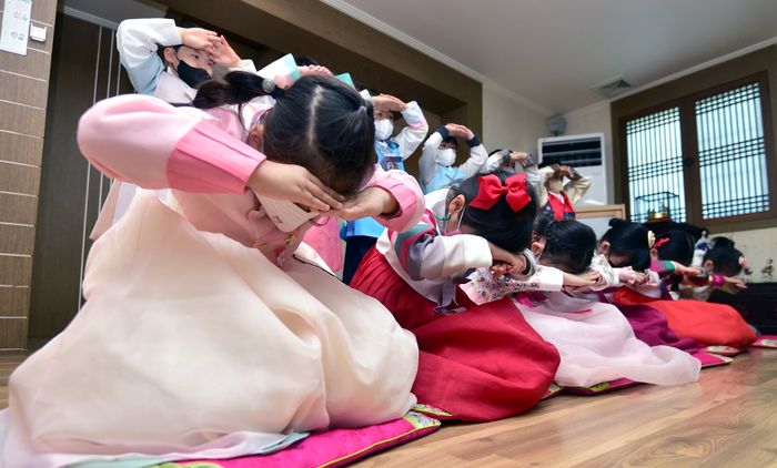 설 연휴를 앞둔 지난 19일 오전 대구 북구 대원유치원에서 열린 '설 명절 체험행사'에서 원생들이 세배법을 배우고 있다.ⓒ뉴시스