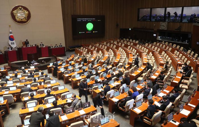 용산 이태원 참사 진상규명과 재발방지를 위한 국정조사 결과보고서 채택의 건이 30일 열린 국회 본회의에서 국민의힘 의원들이 퇴장한 가운데 가결되고 있다. ⓒ데일리안 박항구 기자