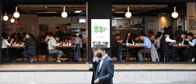 점심시간을 맞아 서울 중구 식당 밀집 골목에서 직장인들이 마스크를 벗고 식사하는 모습.ⓒ뉴시스