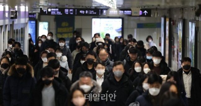 실내마스크 착용 의무 해제 다음날인 31일 오전 서울 지하철 광화문역 통로에서 시민 대부분이 마스크를 쓴 채 걸어가고 있다. ⓒ연합뉴스