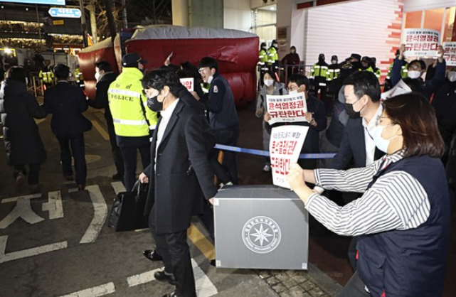 국가정보원 관계자들이 지난 18일 오후 서울 정동 민주노총에서 압수물품을 들고 나오는 모습.ⓒ뉴시스