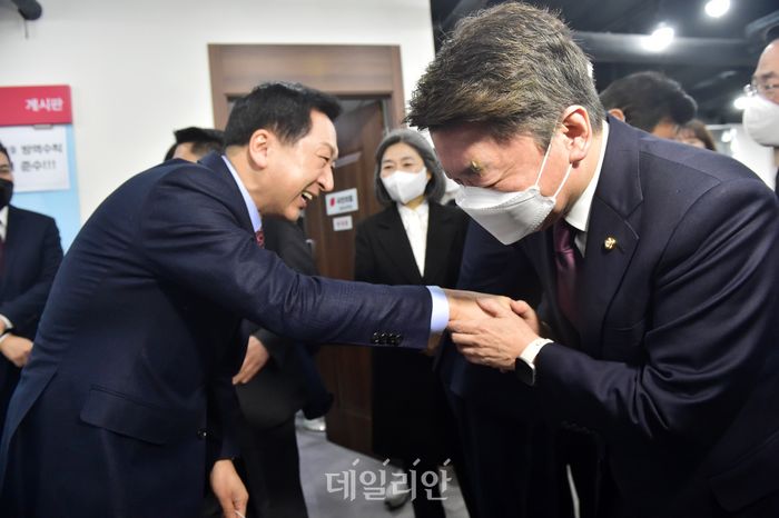 김기현(왼쪽) 국민의힘 의원과 안철수 의원(오른쪽) 지난달 1일 서울 여의도 국민의힘 중앙당사에서 열린 2023 신년인사회에서 인사를 나누고 있다. ⓒ국회사진취재단