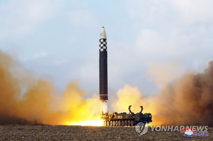 지난해 11월18일 당시 북한의 신형 대륙간탄도미사일 화성-17형 시험발사 모습. ⓒ 연합뉴스