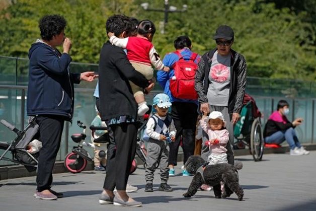 중국 베이징의 한 공원에서 시민들이 아이들과 함께 놀며 휴식을 즐기고 있다. ⓒ AP/ 뉴시스
