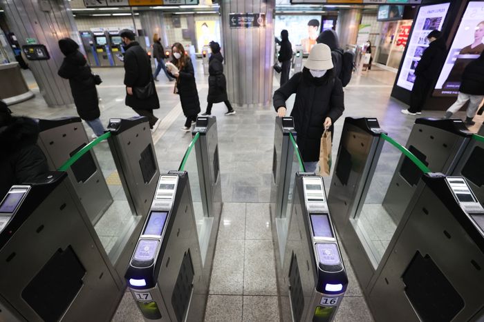 서울시가 지하철·버스요금 관련 300원과 400원 두 가지 인상안을 제시해 공청회를 열고 전문가와 시의원, 시민 등 의견을 수렴할 예정이다.ⓒ연합뉴스
