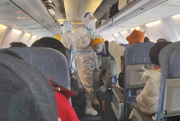 중국으로 향하는 인천공항발 중국 항공사 여객기 안에서 승무원들이 방역복을 착용한 채 근무하고 있다. ⓒ 연합뉴스