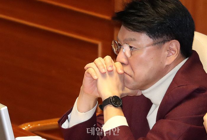 장제원 국민의힘 의원이 지난달 30일 국회에서 열린 본회의에서 생각에 잠겨 있다. ⓒ데일리안 박항구 기자