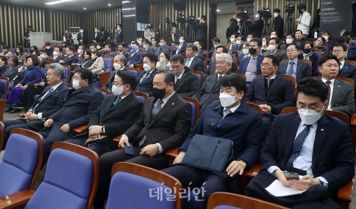 더불어민주당 의원들이 2일 오후 국회에서 열린 의원총회에서 박홍근 원내대표의 발언을 듣고 있다. ⓒ데일리안 박항구 기자
