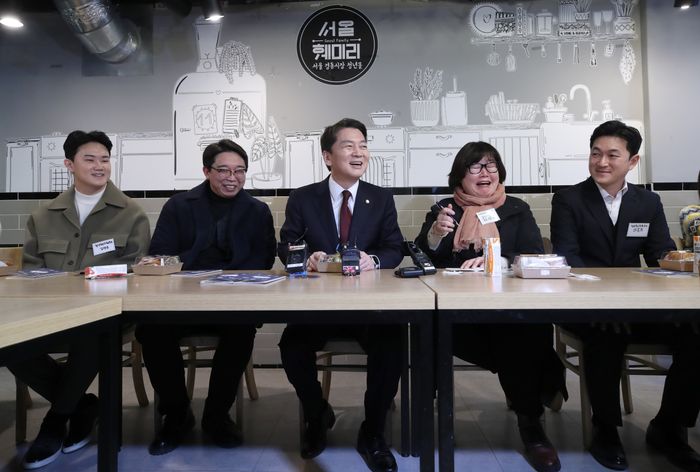국민의힘 당권주자인 안철수 의원(왼쪽 세번째)이 3일 오후 서울 동대문구 경동시장 청년몰에서 청년사장들과 간담회를 하고 있다. ⓒ뉴시스