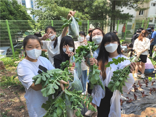 지난해 인천시 농업기술센터의 텃밭프로그램에 참가한 학생들이 자신들이 가꾼 채소를 들고 즐거워 하고 있다.ⓒ인천시제공