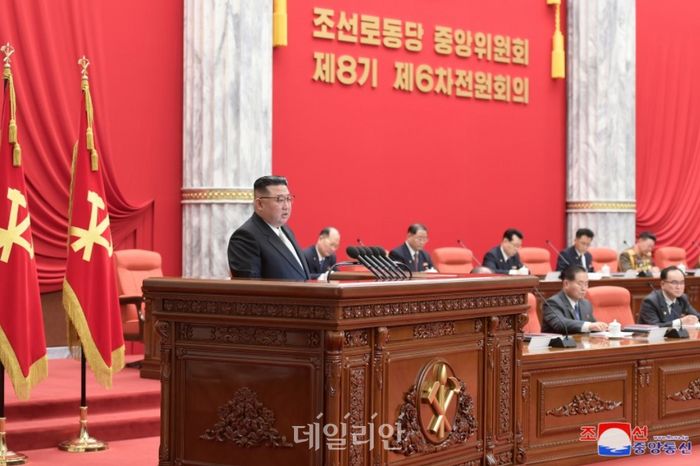 지난해 연말 개최된 북한 노동당 전원회의에서 김정은 국무위원장이 발언하고 있는 모습(자료사진) ⓒ조선중앙통신