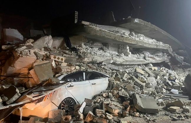 6일(현지시간) 시리아 북부 이들리브주 아즈마린 마을에서 무너진 건물 잔해 사이로 파손된 차량 한 대가 보이고 있다. ⓒAP/뉴시스