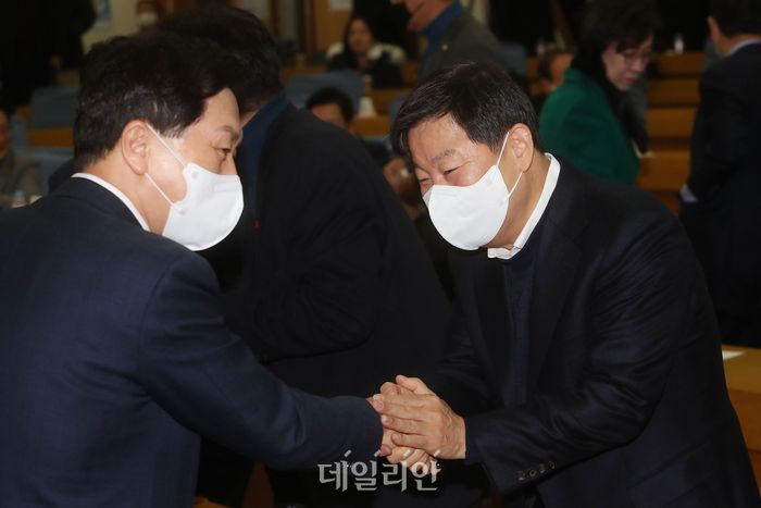 국민의힘 김기현 의원(왼쪽)과 이철규 의원(오른쪽)이 지난해 12월 21일 국회 의원회관에서 열린 당내 의원 모임인 '국민공감'에서 만나 인사를 나누고 있다. ⓒ데일리안 박항구 기자