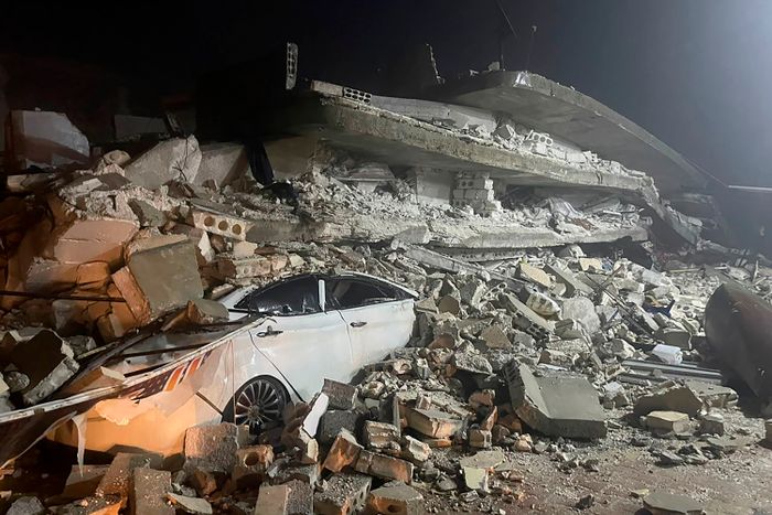 6일(현지시간) 튀르키예 남부 지카흐라만마라슈주 인근에서 발생한 규모 7.8의 강진으로 시리아 이들리브주 아즈마에 있는 건물이 무너져 차량이 깔려 있다. 이 지진으로 최소 42명이 숨졌으며 이 숫자는 더 늘어날 것으로 보인다. 2023.02.06. ⓒ뉴시스