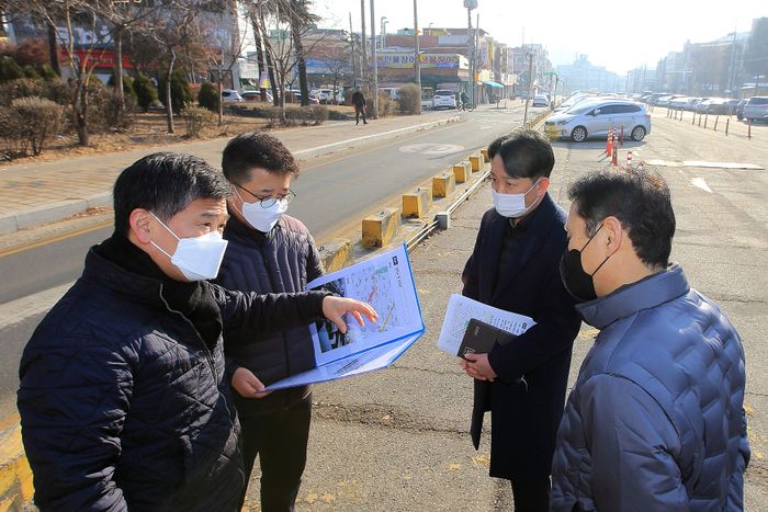 박종효 인천남동구청장이 공무원들과 복개된 만수천 현장을 점검하고 있다ⓒ