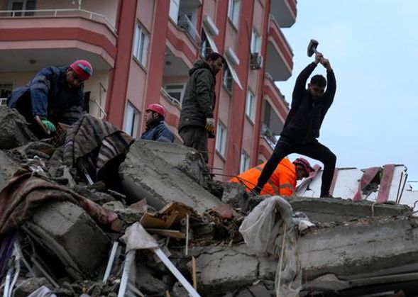 6일(현지시간) 튀르키예 남부 아다나에서 구조대와 주민들이 강지진으로 파괴된 건물 잔해를 수색하고 있다. ⓒ AP/뉴시스