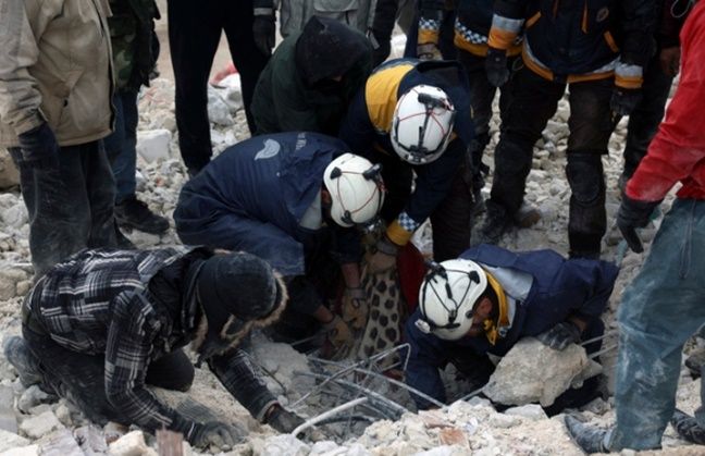 6일(현지시간) 튀르키예와 국경 지역인 시리아 이드리브주 베스니아에서 민방위대원들이 지진으로 무너진 건물 잔해를 수색하고 있다. ⓒAP/뉴시스
