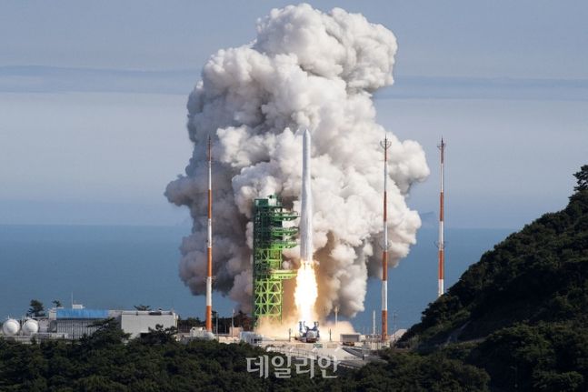 순수 국내 기술로 설계 및 제작된 한국형 발사체 누리호(KSLV-Ⅱ)가 지난해 6월 21일 전남 고흥군 나로우주센터 발사대에서 화염을 내뿜으며 우주로 날아오르고 있다. ⓒ과학기술정보통신부