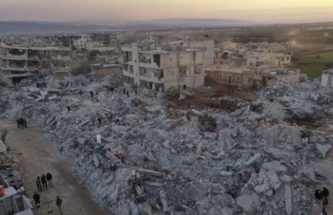 인접한 튀르키예에서 강진이 발생한 지 나흘째인 9일(현지시간) 시리아 알레포주 진데리스 타운의 건물들이 무너져 있다. ⓒAP/연합뉴스