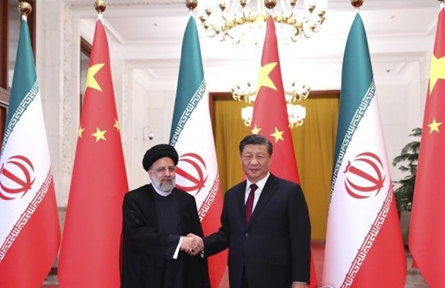 시진핑 중국 국가주석이 14일 베이징을 방문한 세예드 에브라힘 라이시 이란 대통령과 악수하고 있다. ⓒAP/연합뉴스