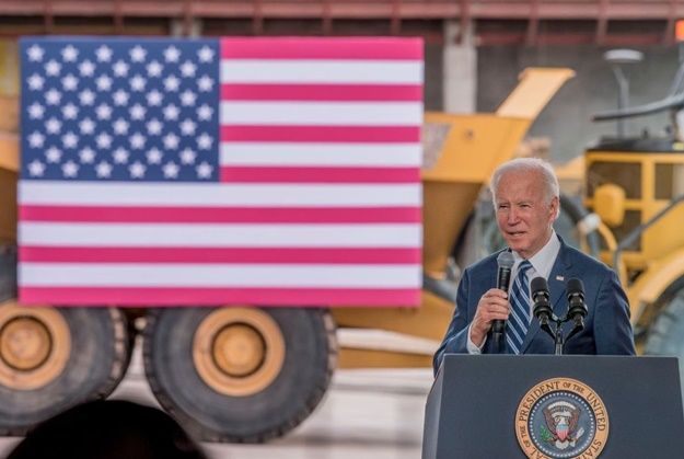 조 바이든 미국 대통령이 지난해 12월 6일 세계 최대 파운드리인 대만 TSMC가 미 애리조나주 피닉스에 짓고 있는 공장건설 현장을 찾아 연설하고 있다. ⓒ EPA/연합뉴스