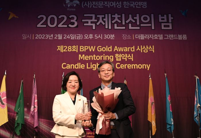 LG전자 CSO 이삼수 부사장(오른쪽)이 지난 24일 서울 중구 더플라자호텔에서 열린 '전문직여성 한국연맹' 시상식에 참석해 기념촬영을 하고 있다.ⓒLG전