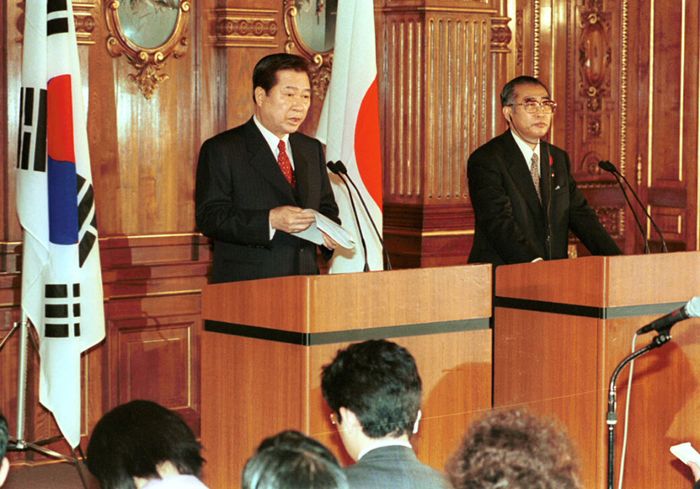 지난 1998년 10월 8일 당시 김대중 대통령(왼쪽)과 오부치 게이조 일본 총리는 한·일 관계에 대한 공동선언을 했다.ⓒ 연합뉴스