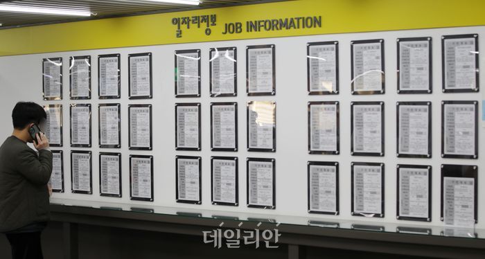 서울 서부고용복지플러스센터에서 구직자가 일자리정보 게시판을 살펴보고 있다. ⓒ뉴시스