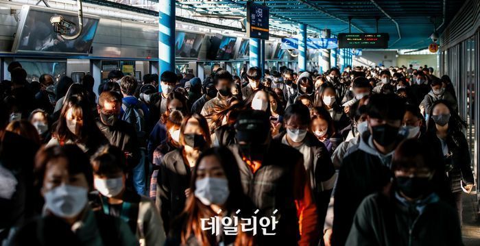 서울 영등포구 신도림역에서 마스크를 쓴 시민들이 전철에서 내리고 있다. ⓒ뉴시스