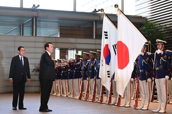 1박2일 일정으로 일본을 방문한 윤석열 대통령이 16일 오후 일본 도쿄 총리 관저에서 기시다 후미오 총리와 의장대 사열에 앞서 국기에 경례하고 있다. ⓒ연합뉴스